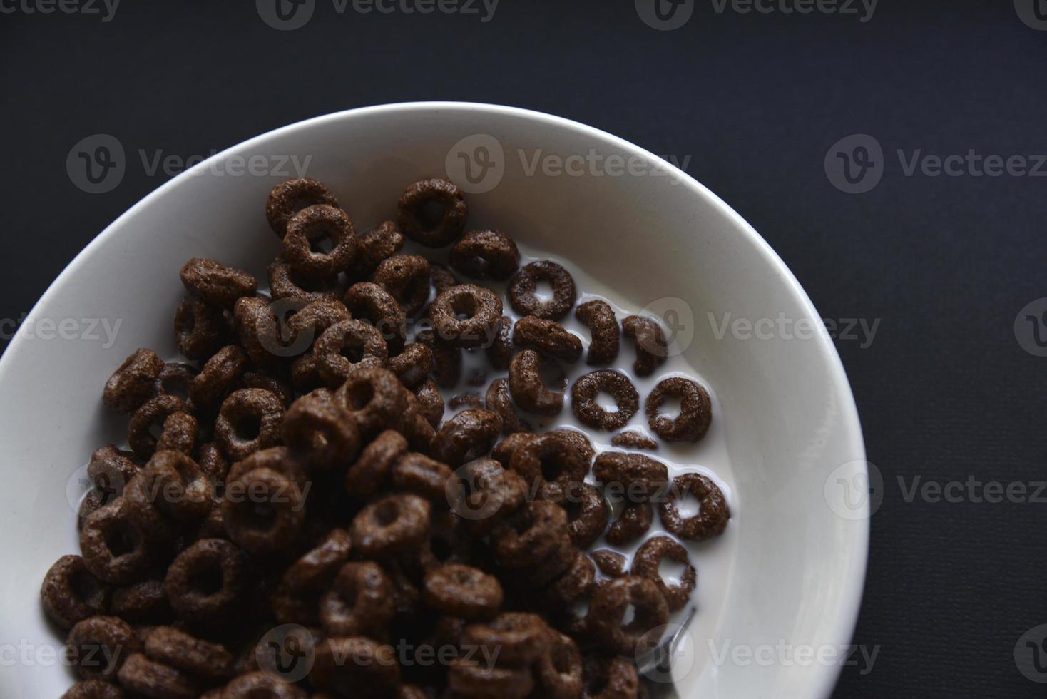 delizioso cioccolato Mais anelli nel latte nel un' tazza. delizioso prima colazione di fiocchi di mais e latte. foto