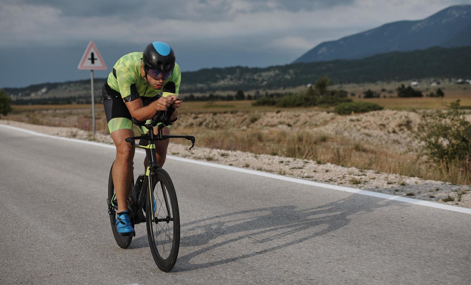 bici da corsa per atleta di triathlon foto