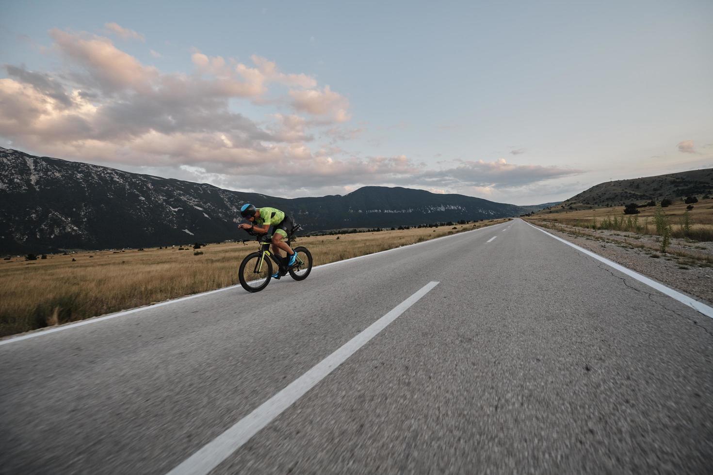 bici da corsa per atleta di triathlon foto