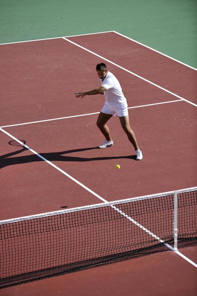 il giovane gioca a tennis foto