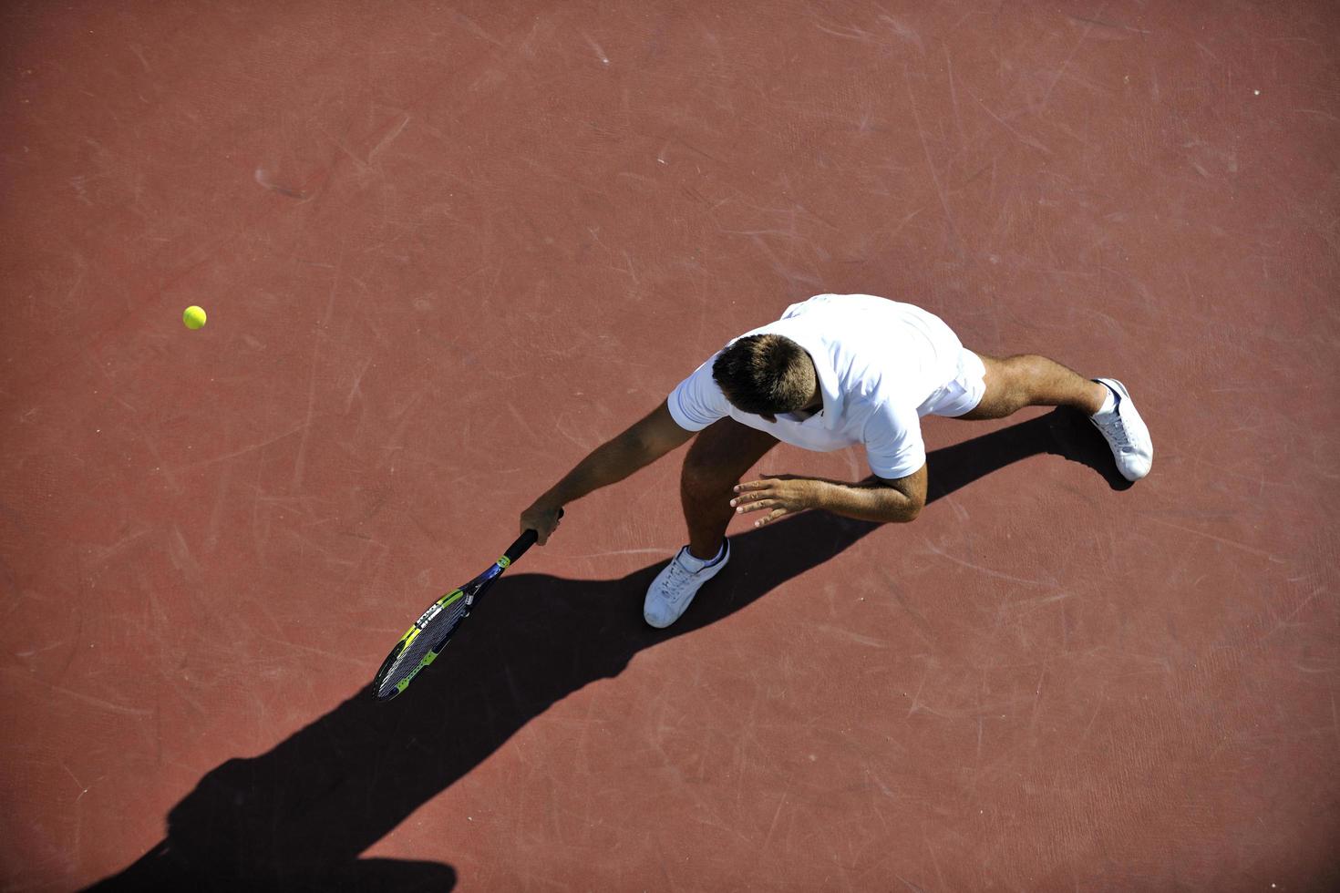 il giovane gioca a tennis foto