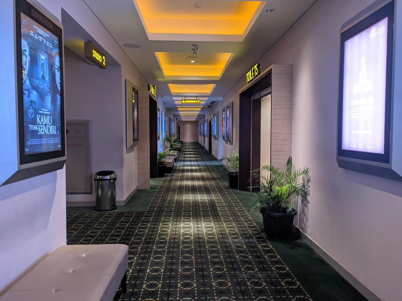 Medano, Indonesia, agosto 2022-interno lungo stretto corridoio nel cinema corridoio foto