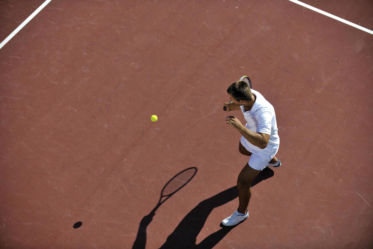 il giovane gioca a tennis foto