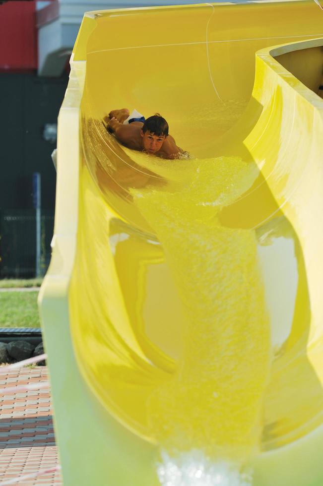 divertimento con acquascivolo sulla piscina all'aperto foto