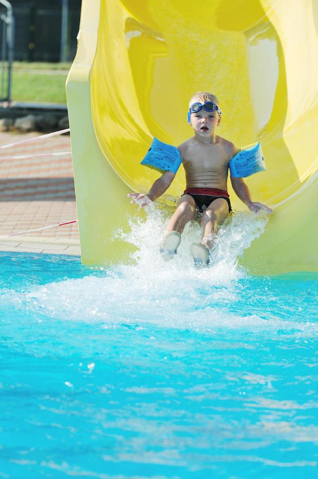 divertimento con acquascivolo sulla piscina all'aperto foto