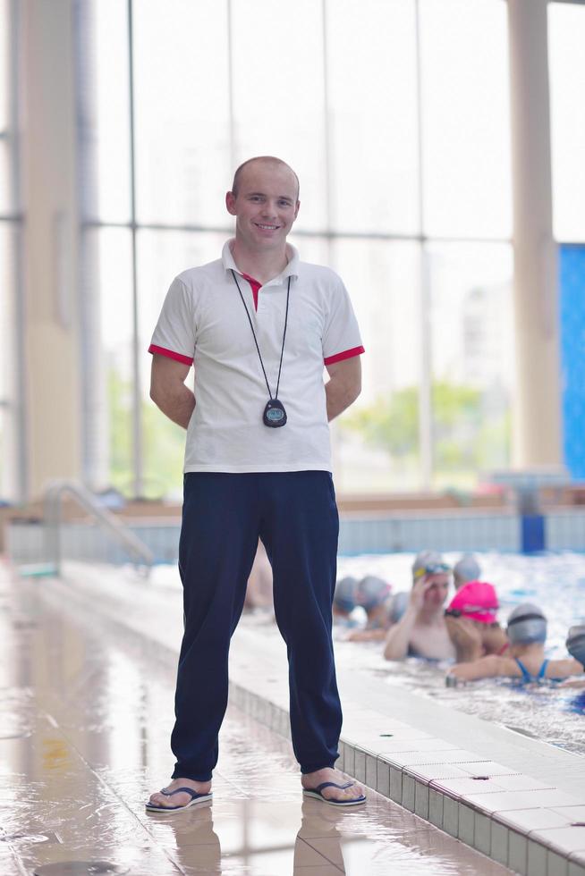 gruppo di bambini in piscina foto