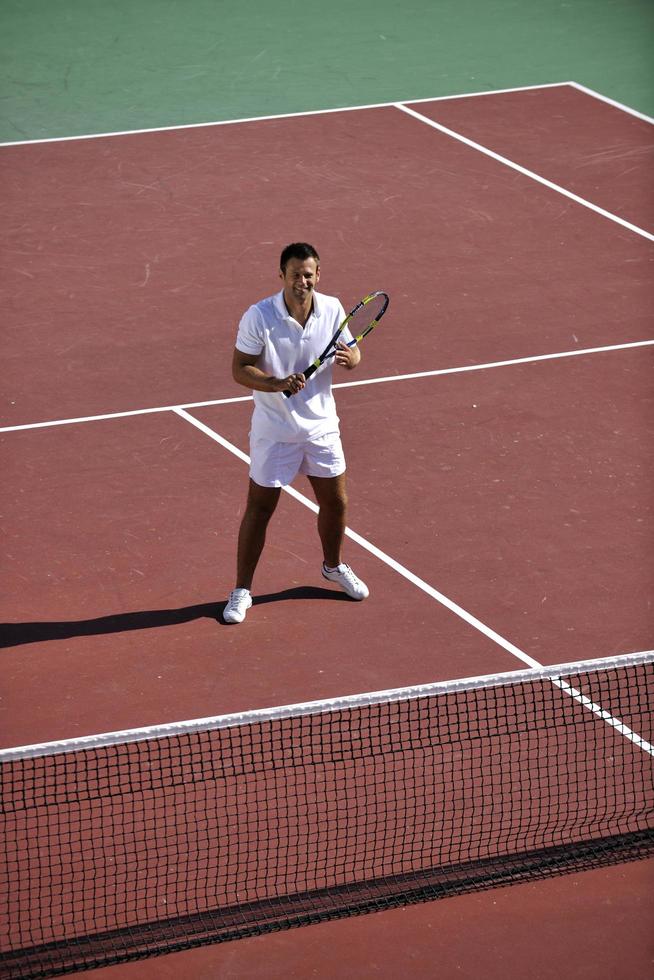 il giovane gioca a tennis foto