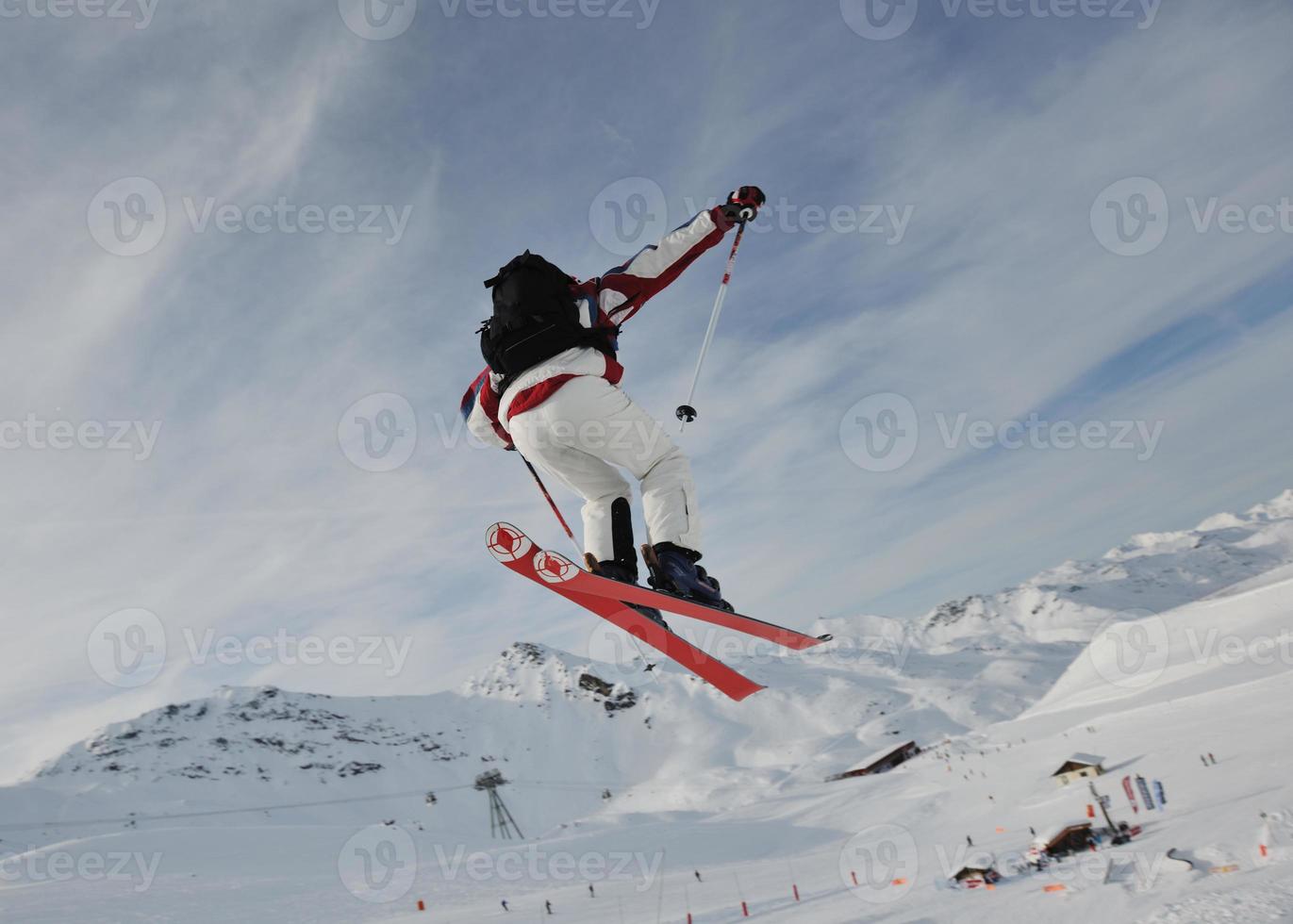 sciatore su montagna foto