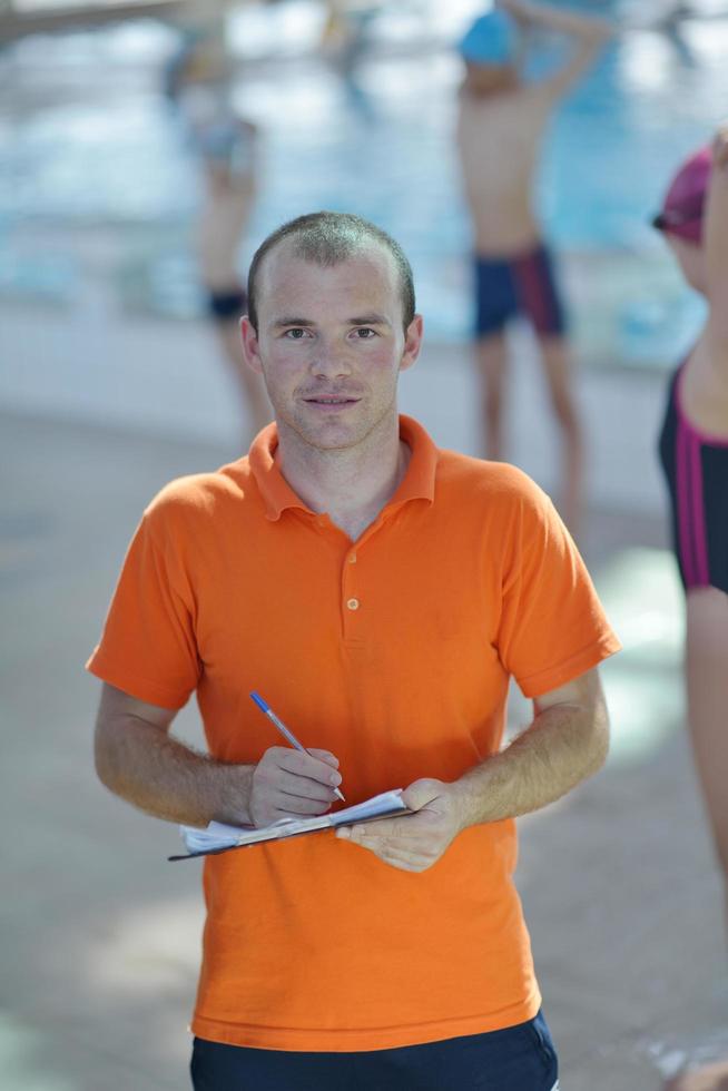 contento bambini a nuoto piscina foto