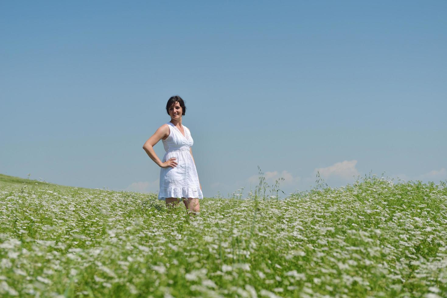 giovane donna felice in campo verde foto