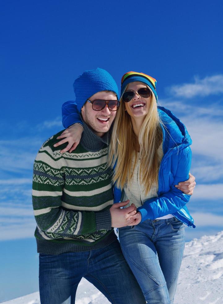 giovane coppia su inverno vacanza foto