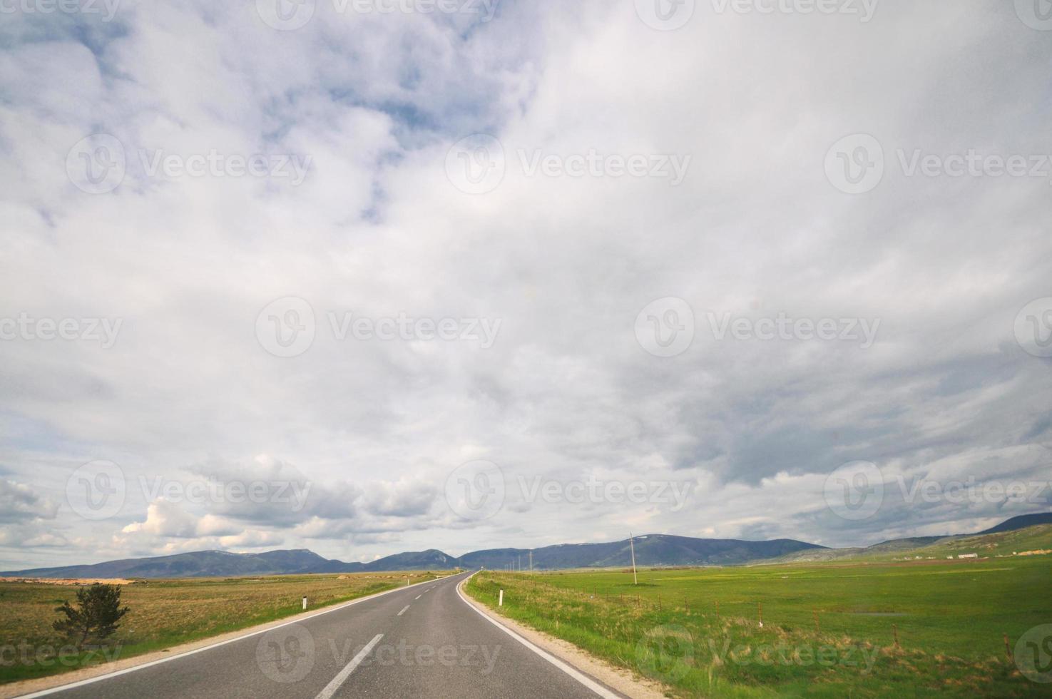 strada di campagna avventura con bellissimo tramonto foto