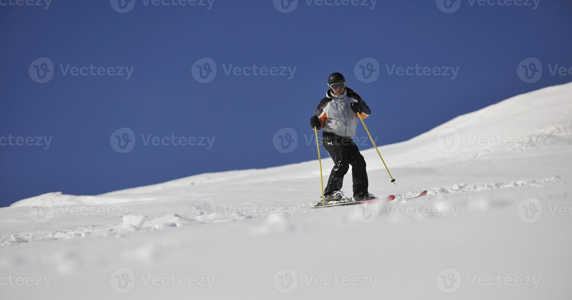 sciatore su montagna foto