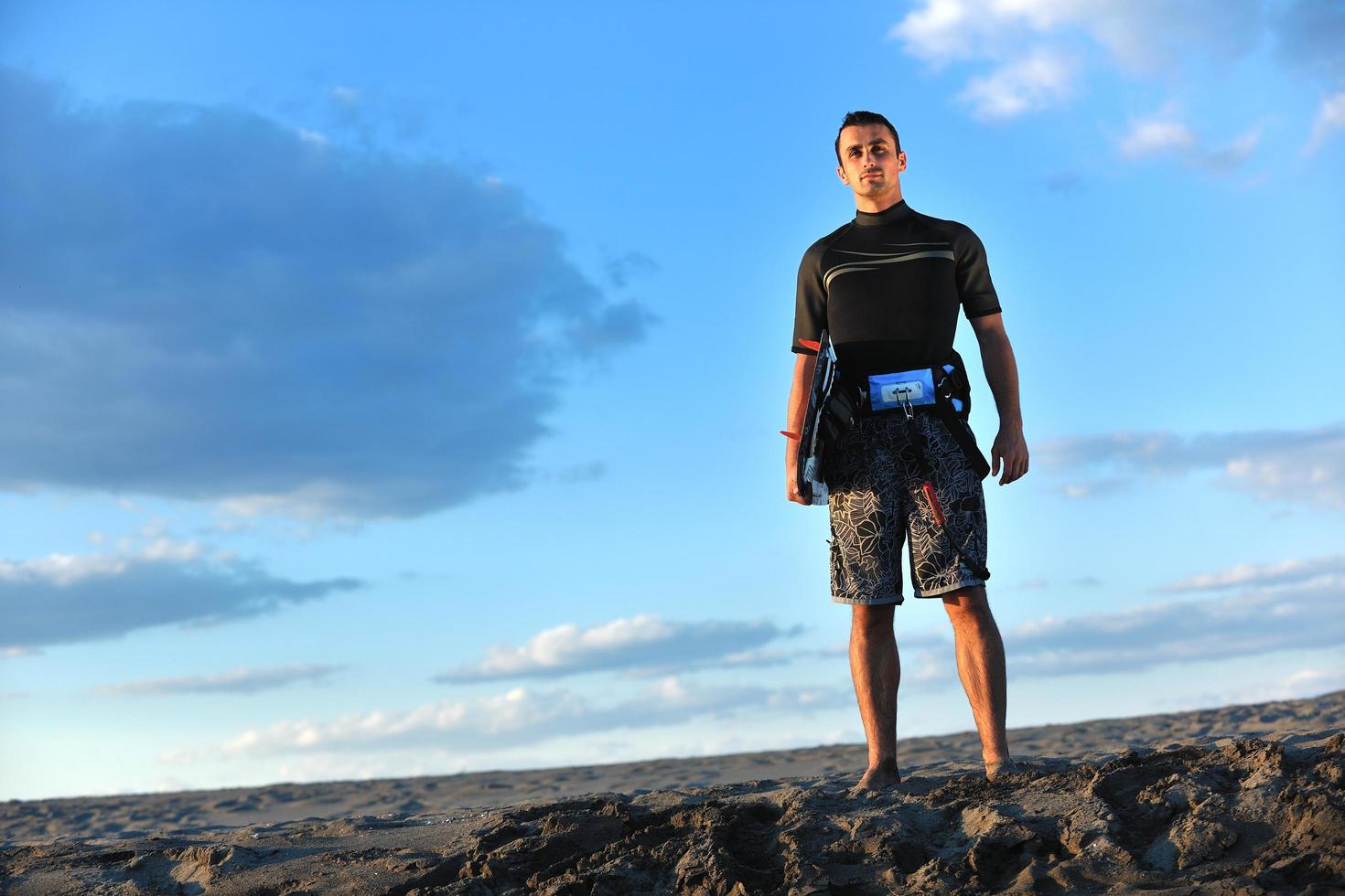 ritratto di un' giovane kitesurf uomo a spiaggia su tramonto foto