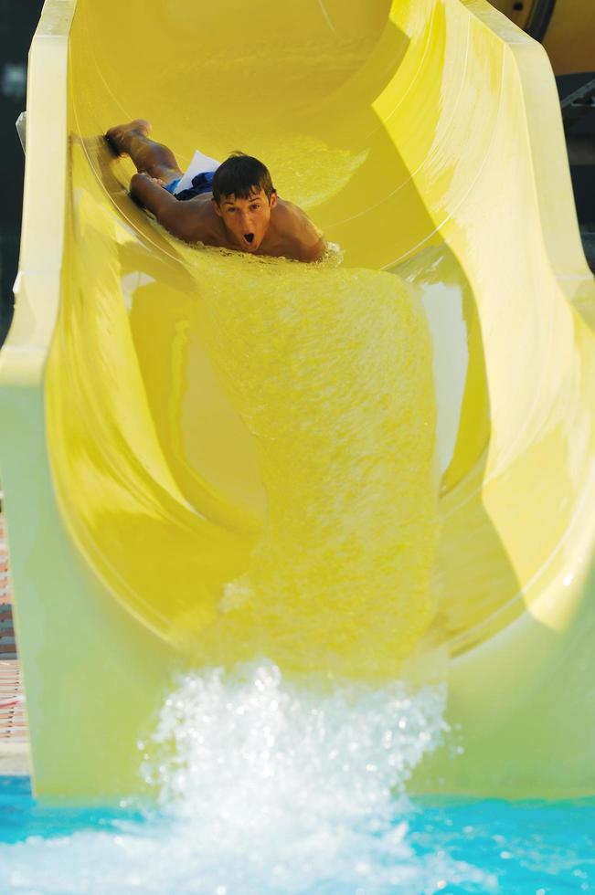 divertimento con acquascivolo sulla piscina all'aperto foto