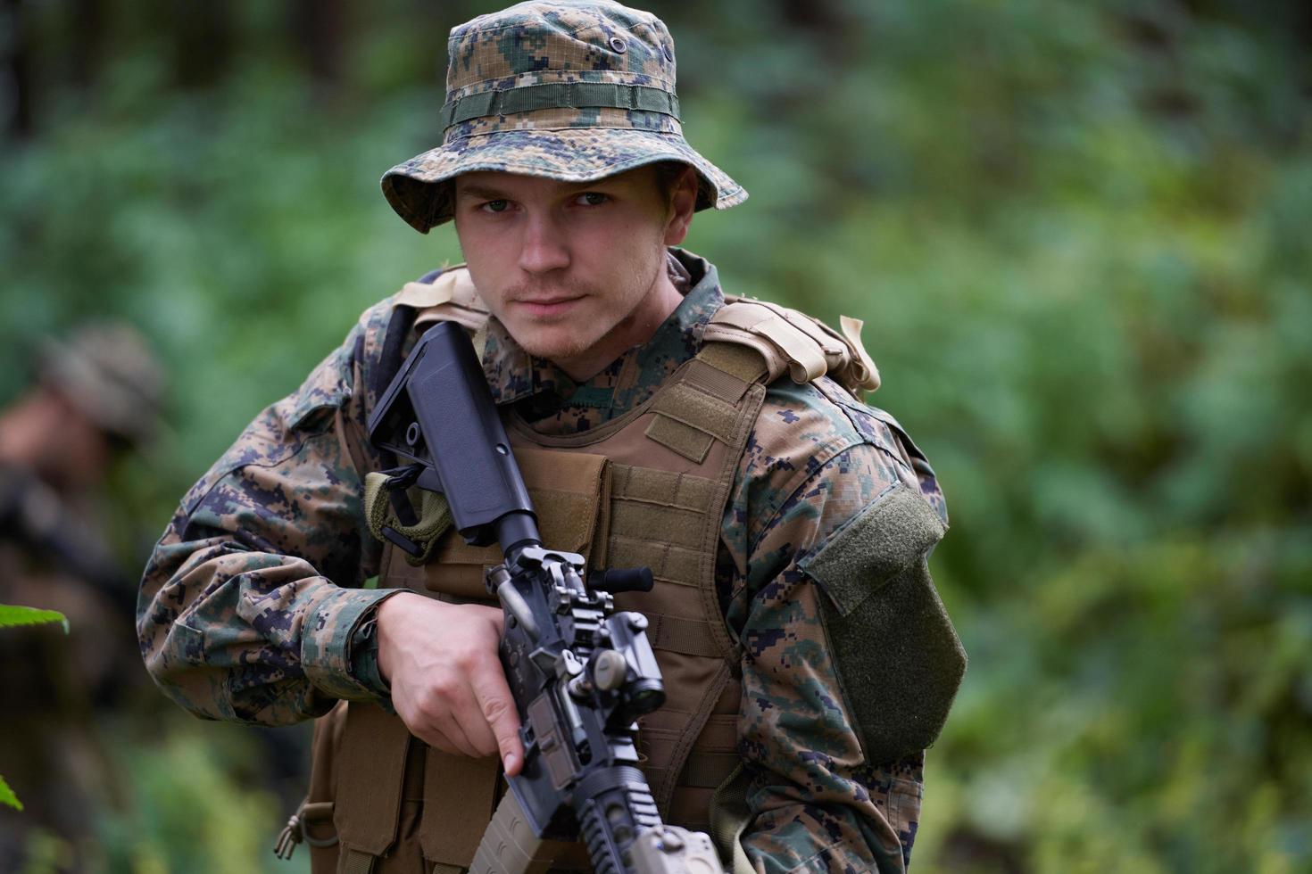 militare nel campo foto