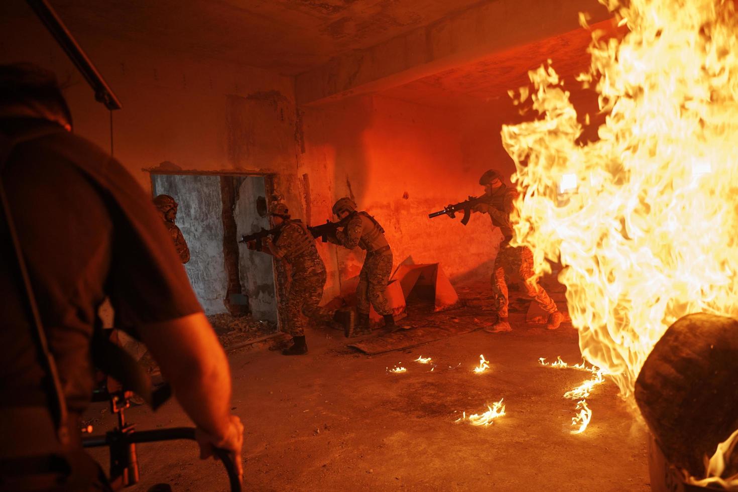 operatore video assunzione azione sparare di soldati nel azione urbano ambiente foto