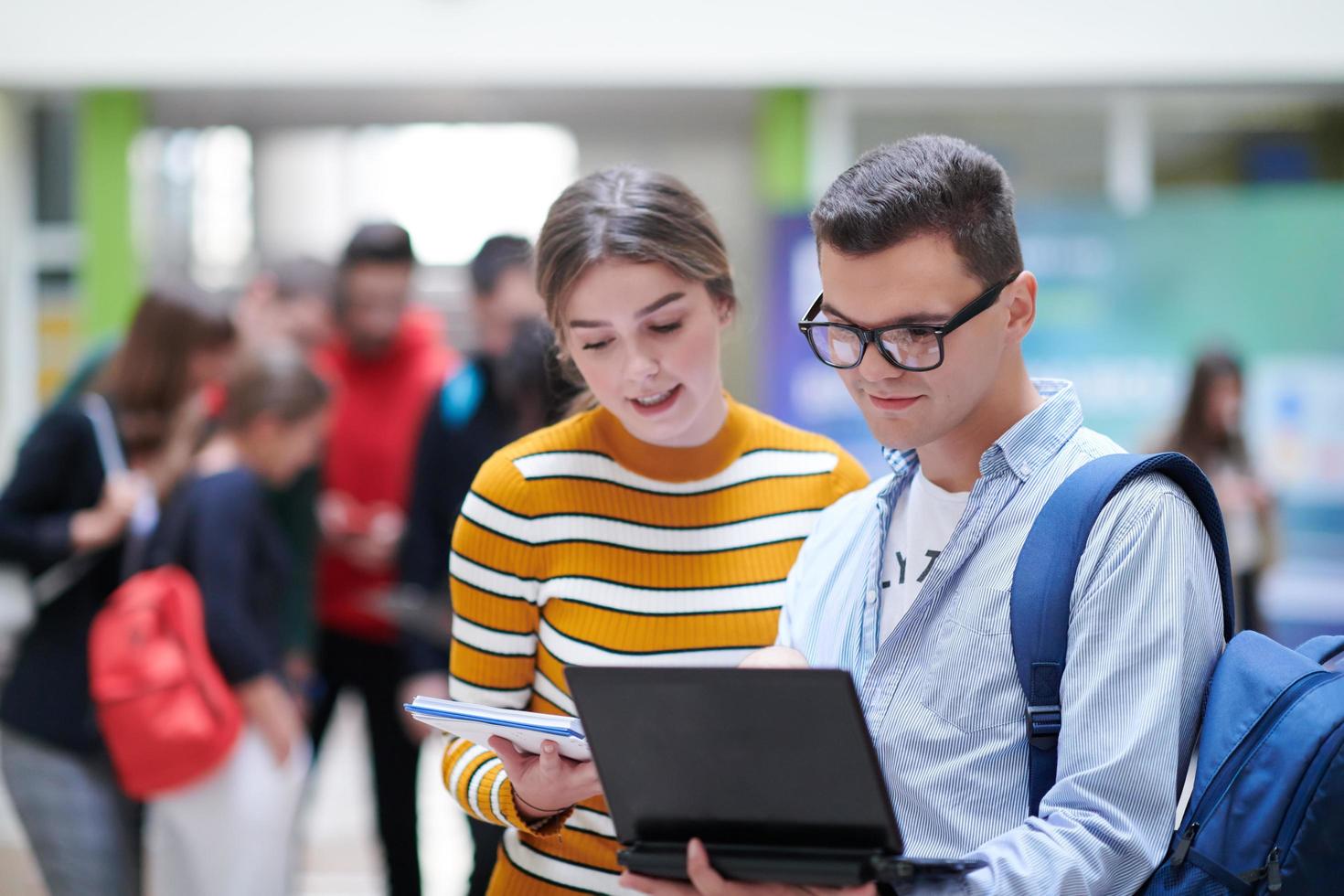 studenti utilizzando moderno tecnologia nel scuola foto