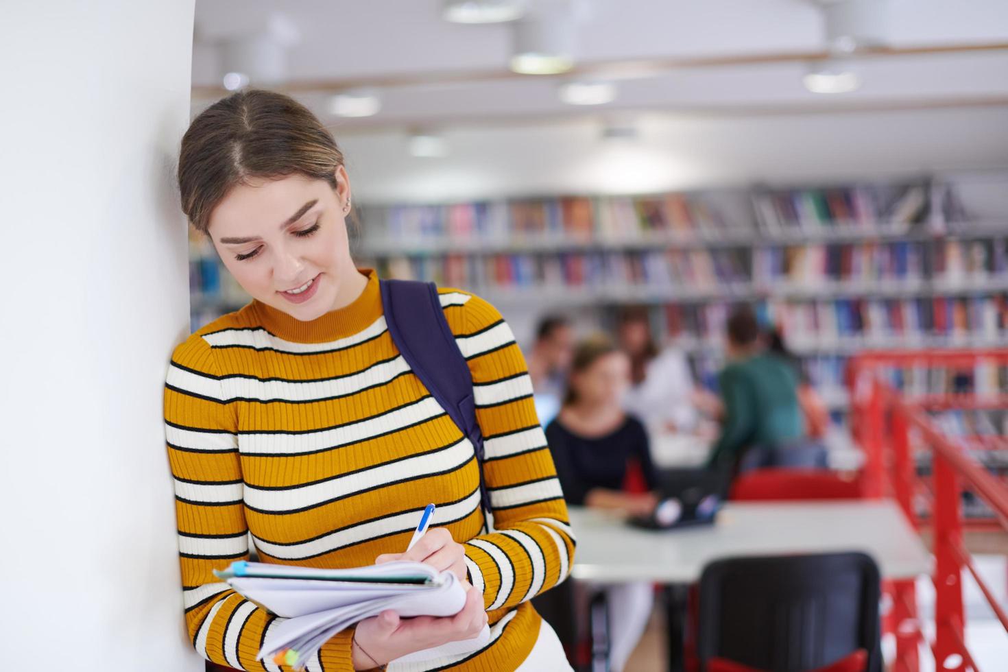 il alunno usi un' taccuino e un' scuola biblioteca foto