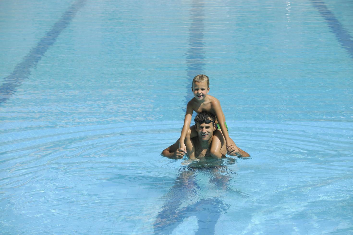 contento giovane famiglia avere divertimento su nuoto piscina foto