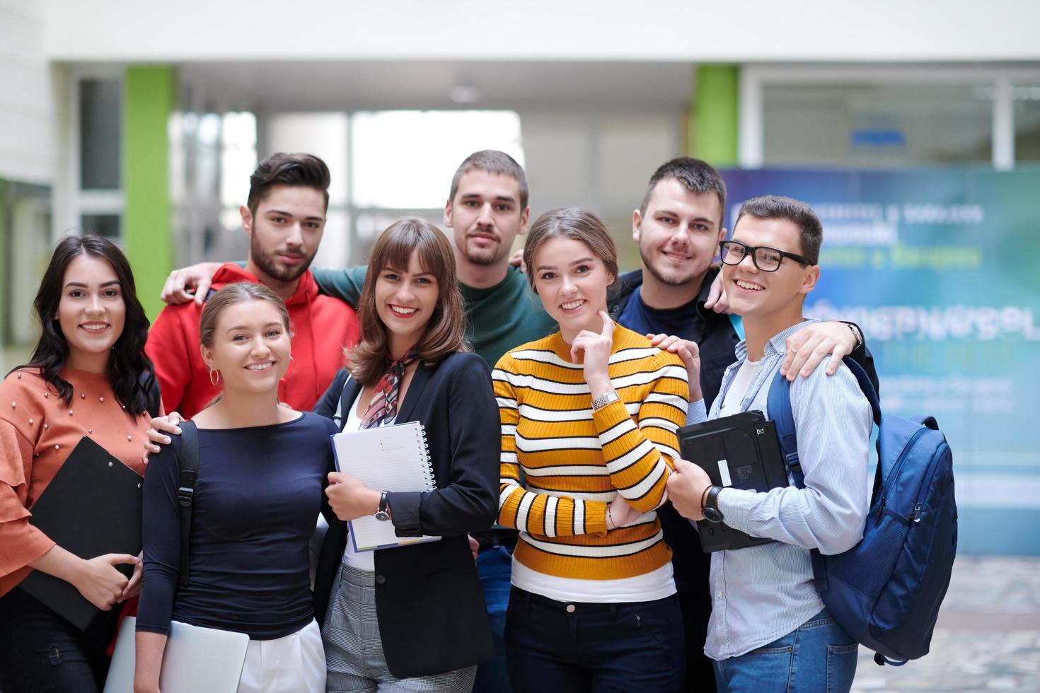 studenti nella scuola moderna che utilizzano la tecnologia moderna foto