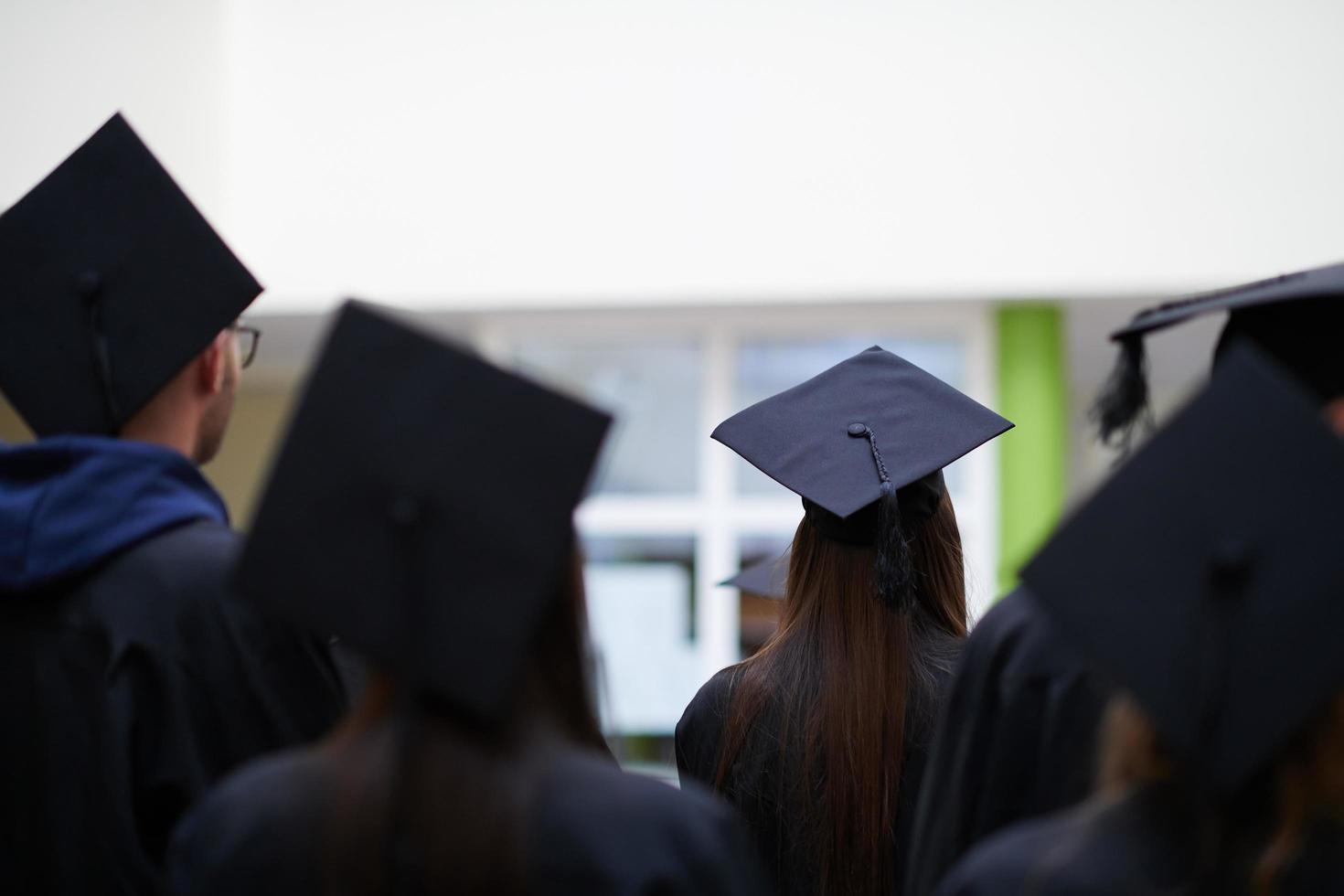 gruppo di diverso internazionale laurea studenti festeggiare foto