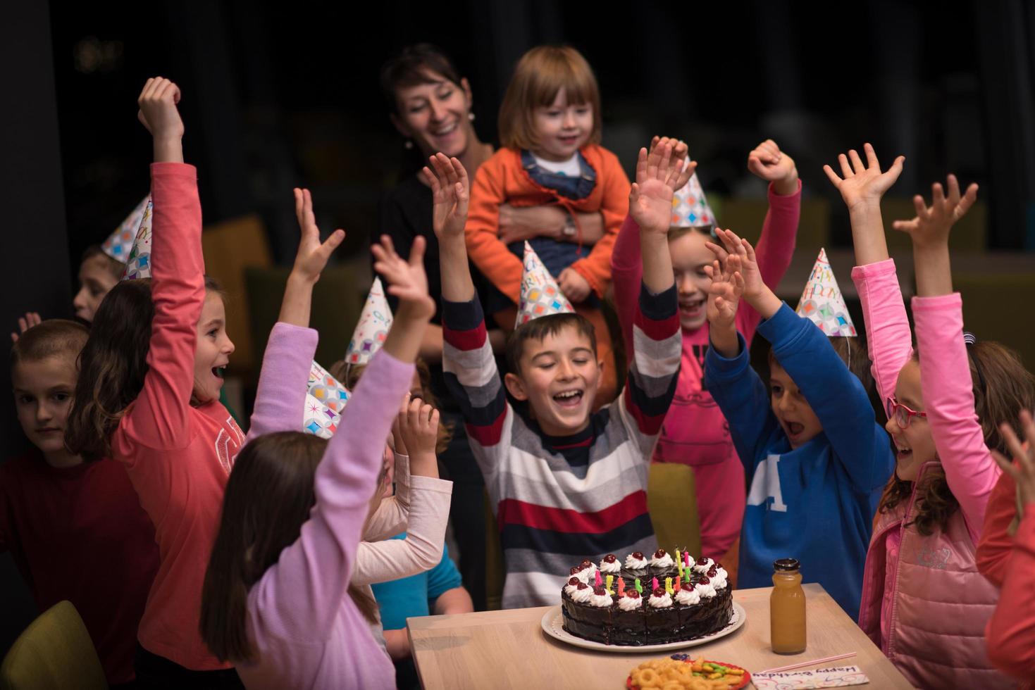 il giovane ragazzo con gioia festeggiare il suo compleanno foto