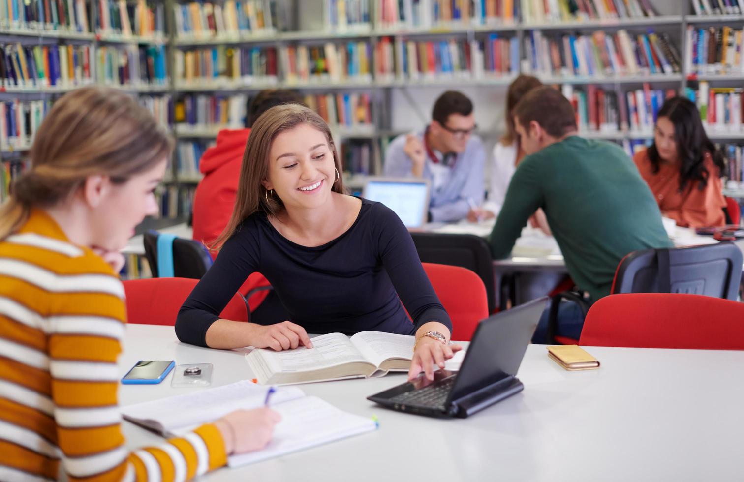 il alunno usi un' taccuino e un' scuola biblioteca foto