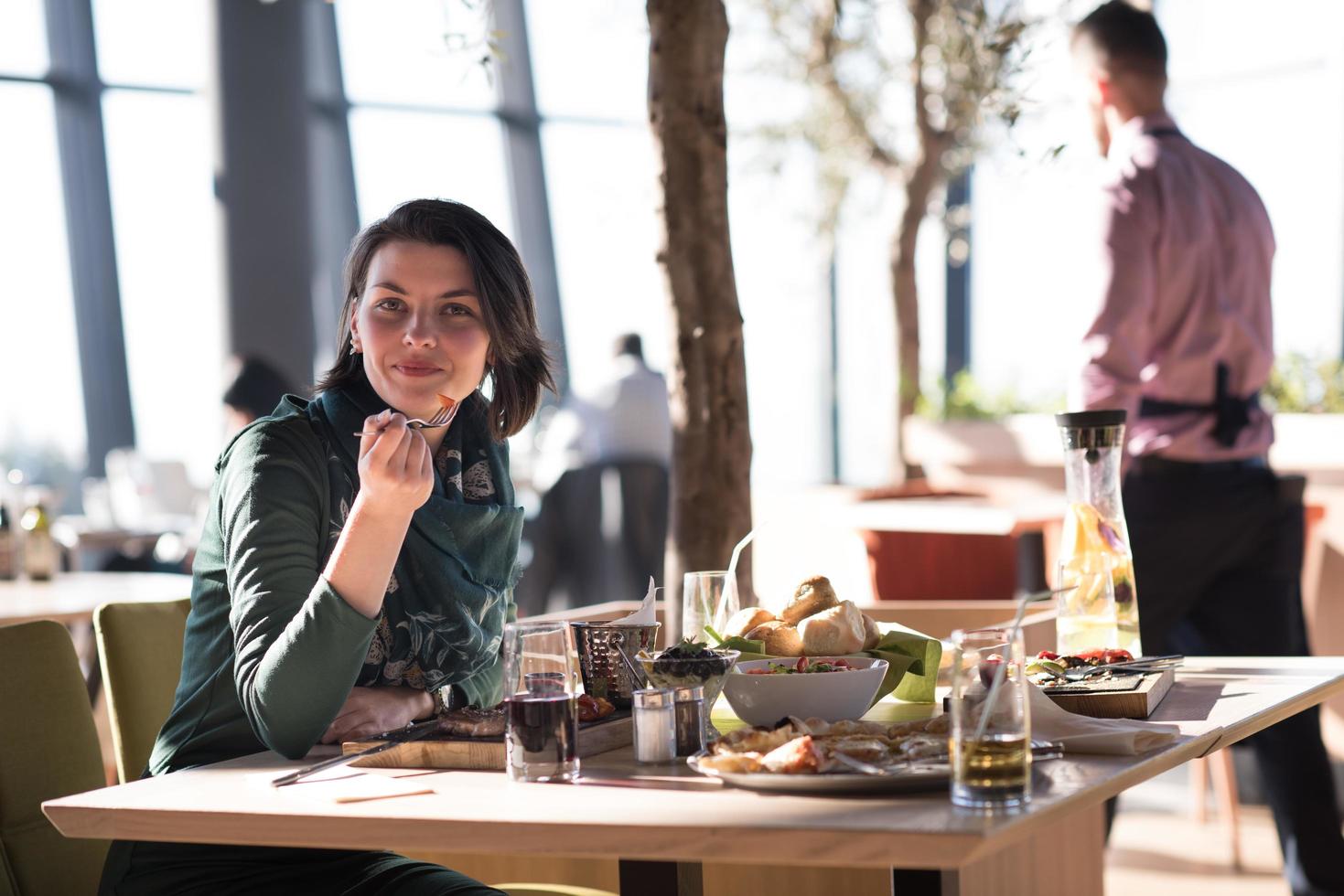 giovane donna a un' ristorante foto