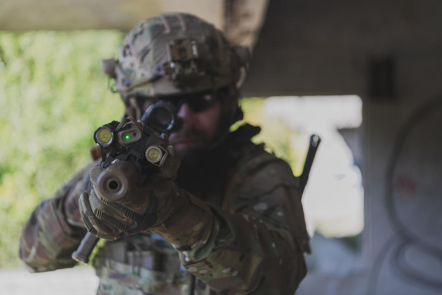 un' barbuto soldato nel uniforme di speciale forze nel un' pericoloso militare azione nel un' pericoloso nemico la zona. selettivo messa a fuoco foto