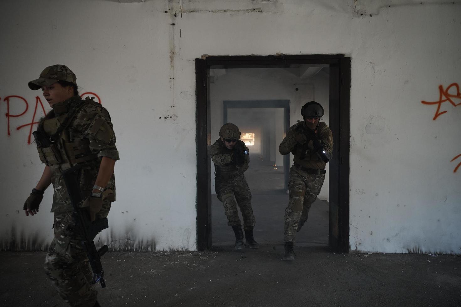 militare truppe nel azione urbano ambiente foto