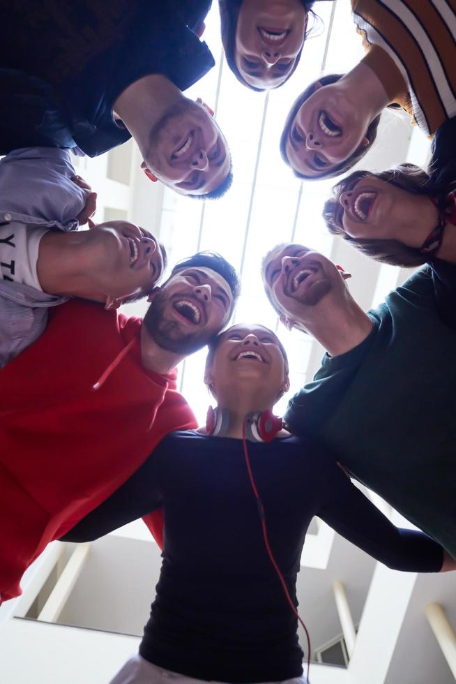 gruppo di contento giovane persone mostrando loro unità foto