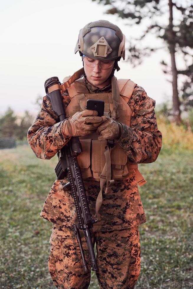 soldato utilizzando inteligente Telefono foto