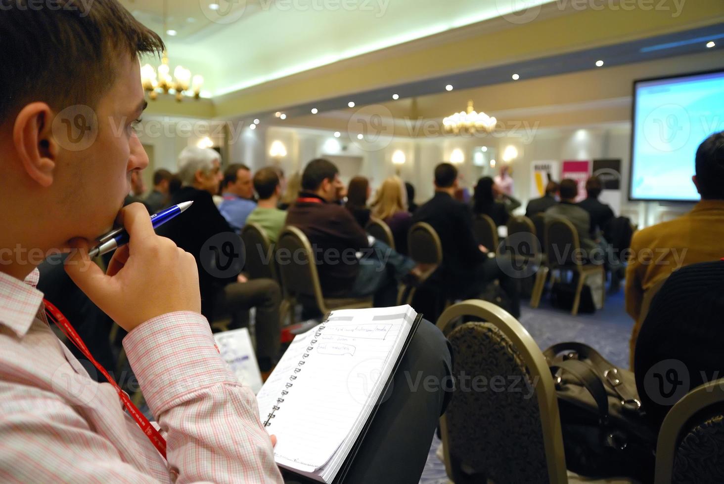 uomo frequentando seminario foto