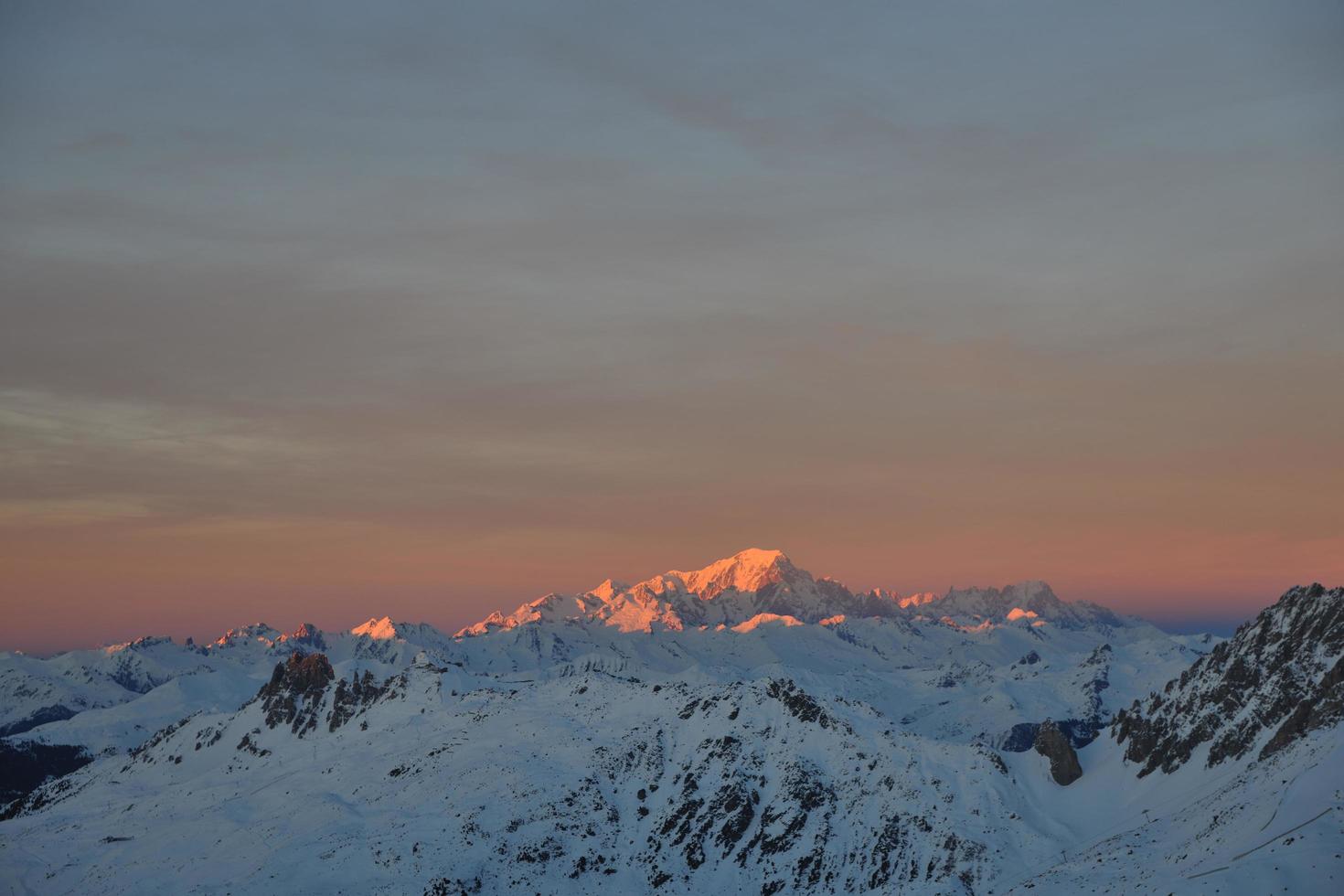 tramonto di neve in montagna foto