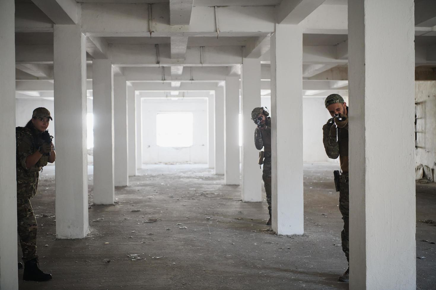 militare truppe nel azione urbano ambiente foto