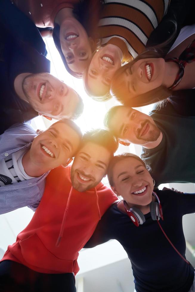 gruppo di contento giovane persone mostrando loro unità foto