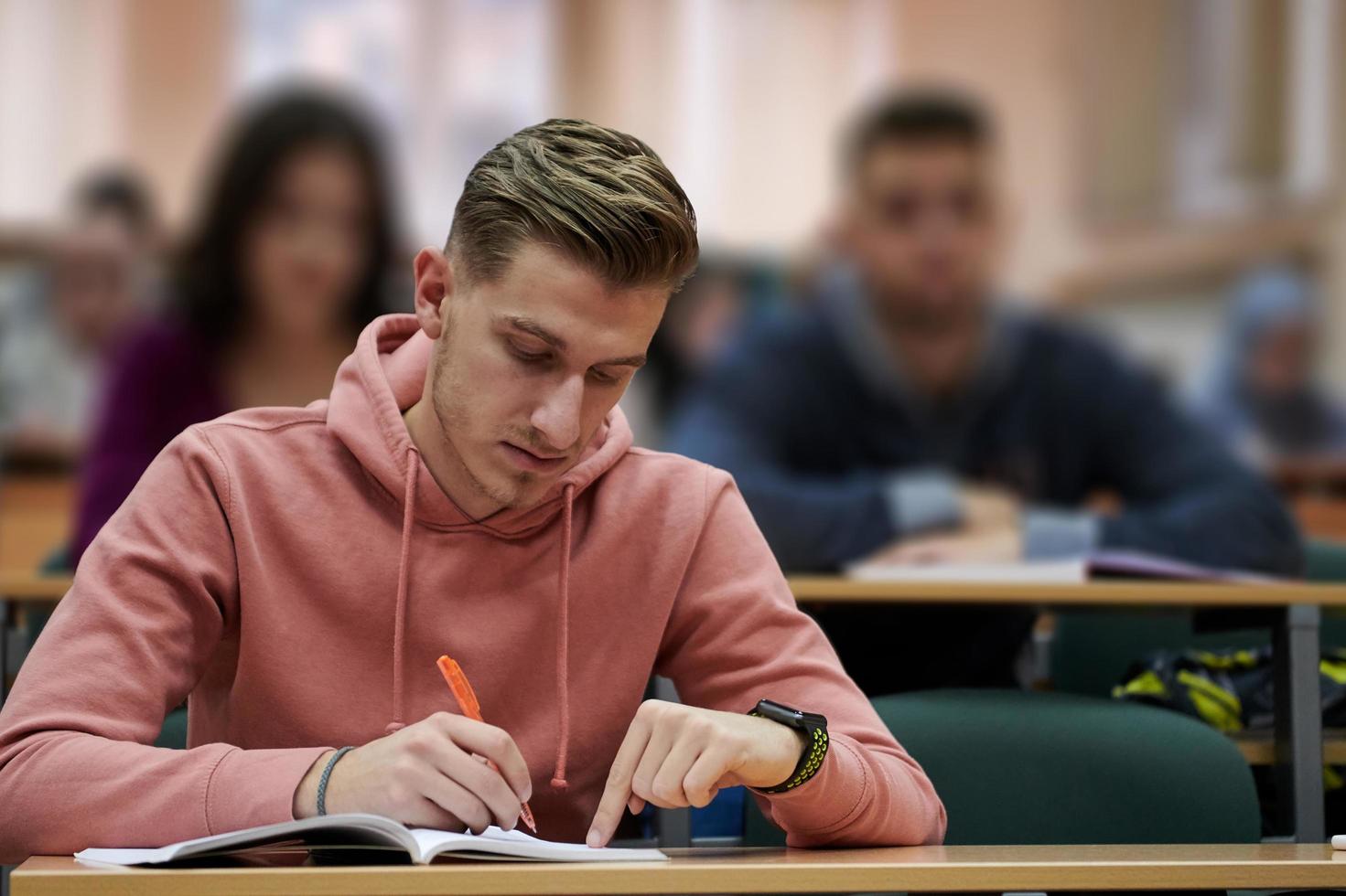 alunno assunzione Appunti mentre studiando nel alto scuola foto