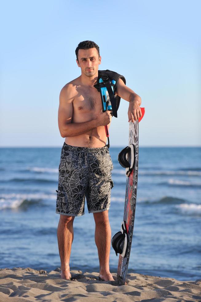 ritratto di un' giovane kitesurf uomo a spiaggia su tramonto foto