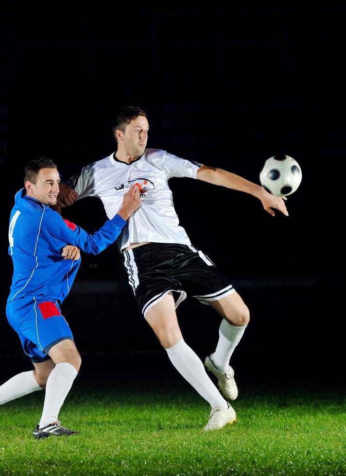 calciatori in azione per la palla foto