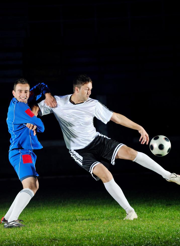 calciatori in azione per la palla foto