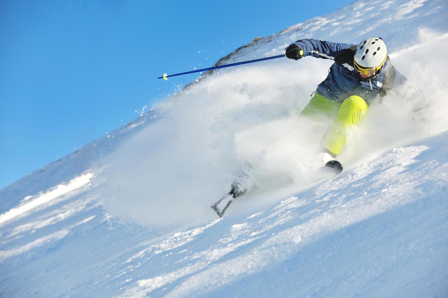 sciare sulla neve fresca nella stagione invernale in una bella giornata di sole foto