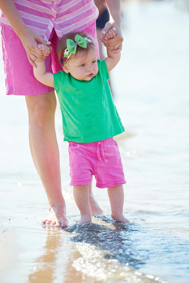 mamma e bambino sulla spiaggia si divertono foto