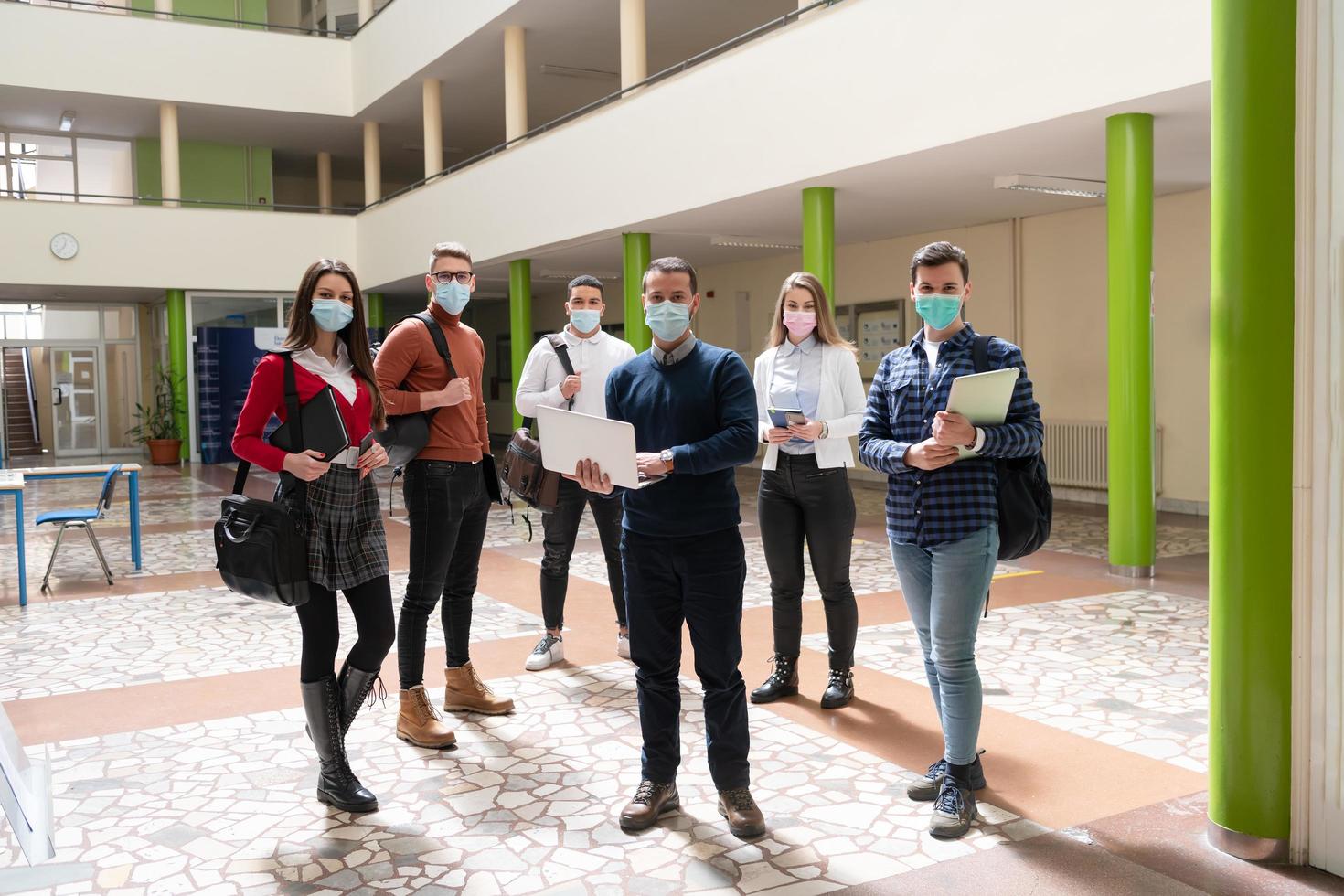 multietnico studenti gruppo indossare protettivo viso maschera foto