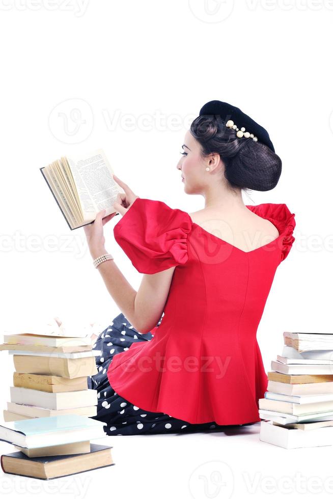 bellissimo giovane donna leggere libro foto