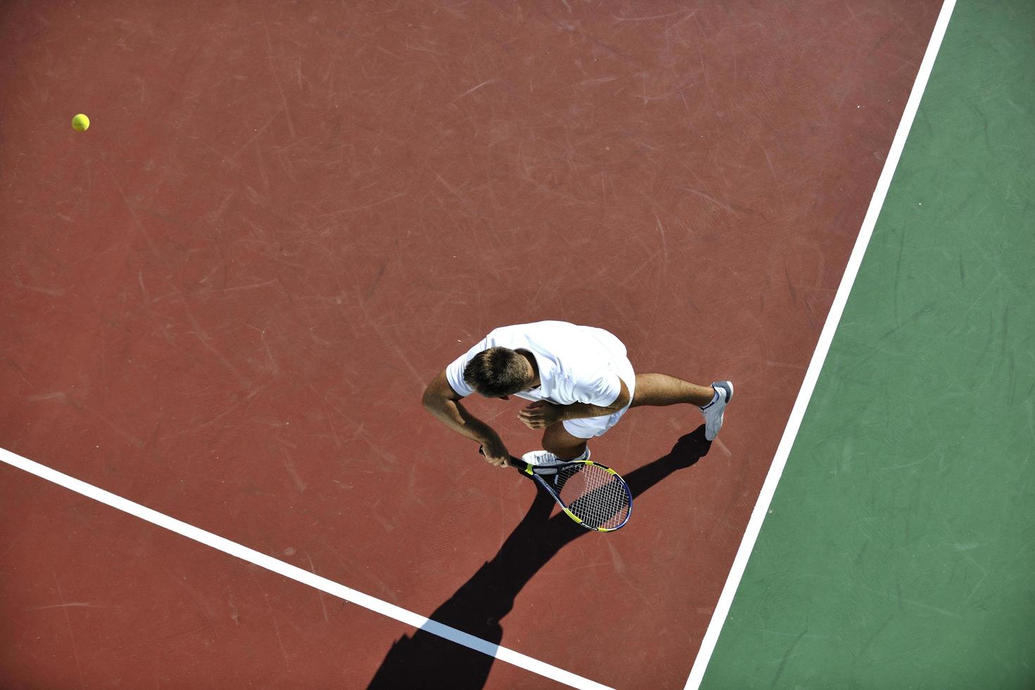 il giovane gioca a tennis foto