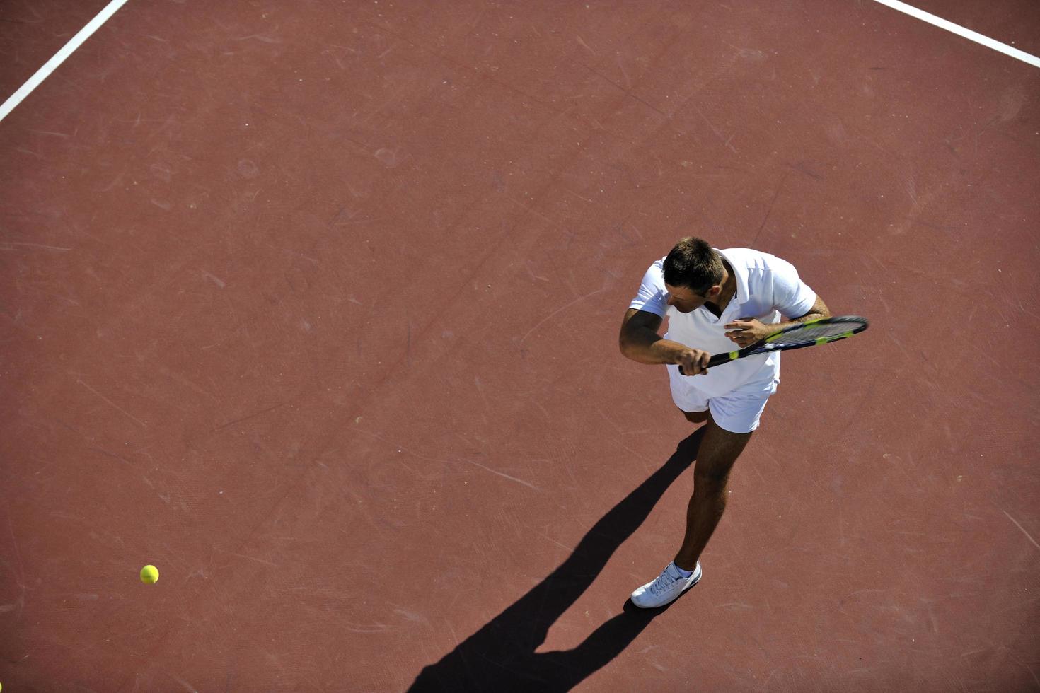 il giovane gioca a tennis foto