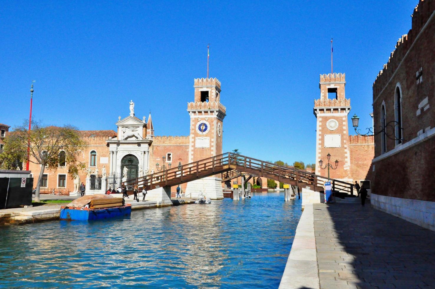non turistico parte di Venezia con vuoto silenzio colorato edifici, finestre, strade e Barche foto