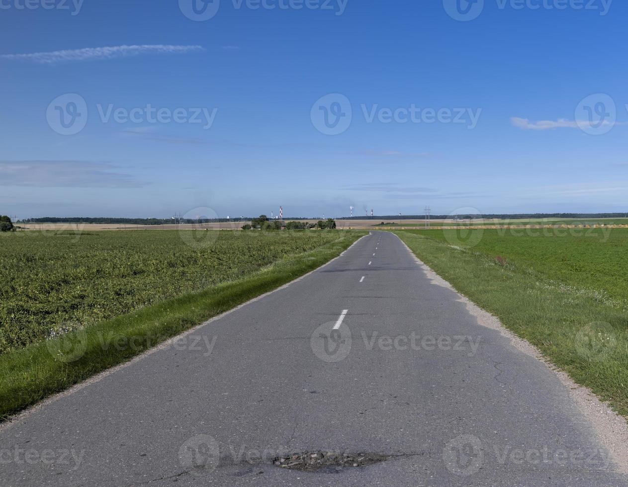 un' danneggiato strada pericoloso per traffico foto