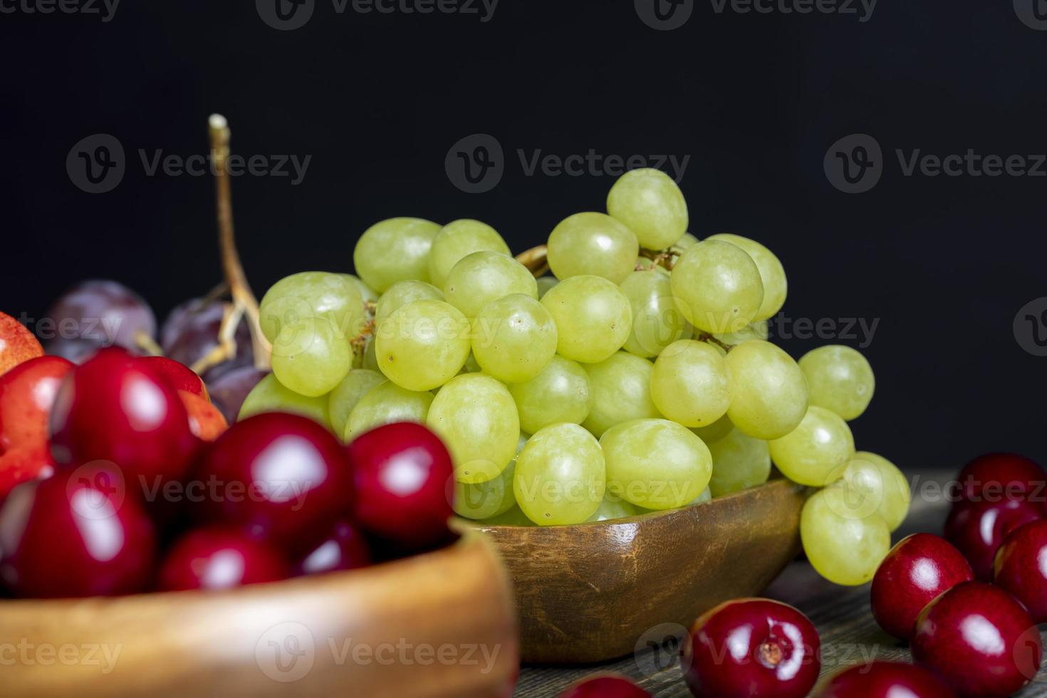 grande maturo uva su il tavolo foto